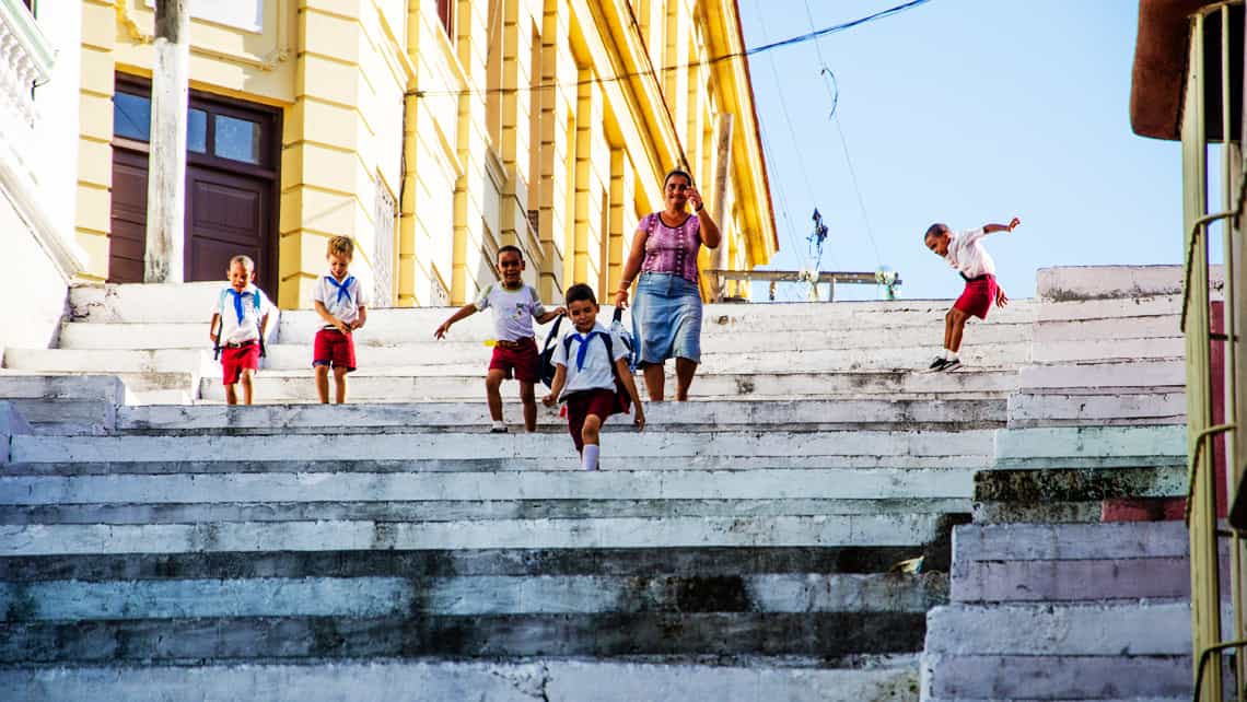 Ninos jugando en Calle Padre Pico en Santiago de Cuba