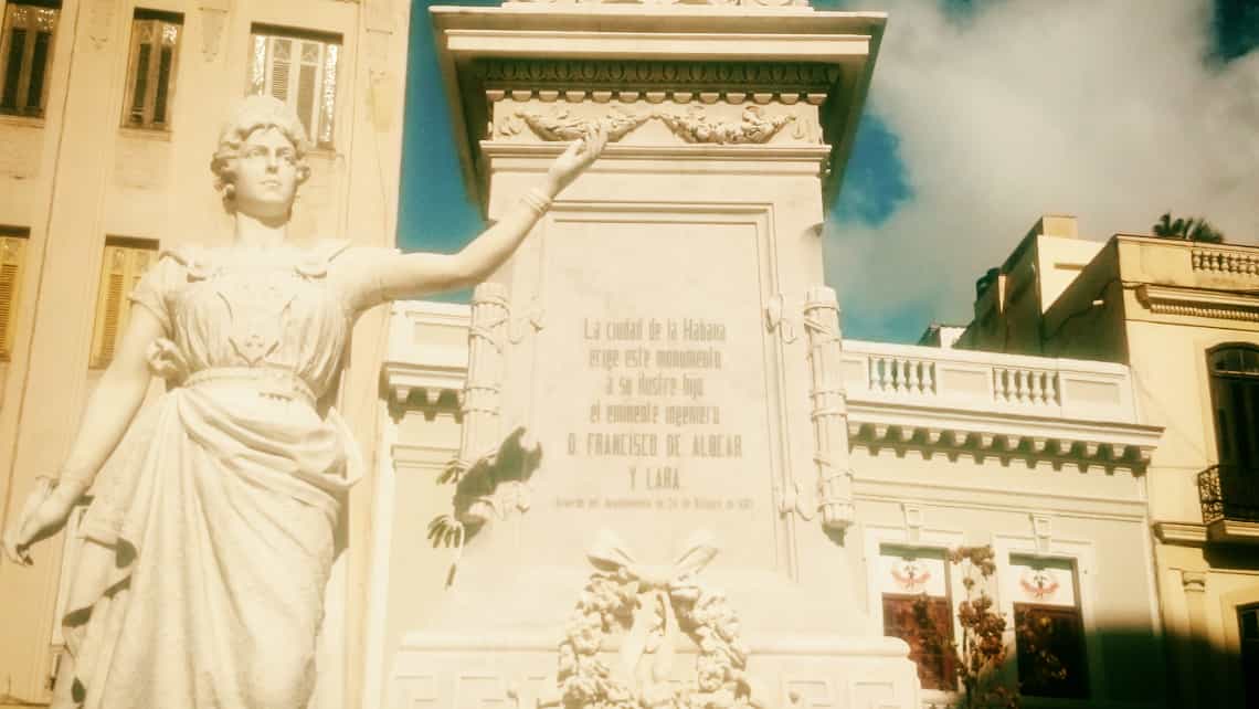 Detalle de la inscripcion y dedicatoria de la estatua a Francisco de Albear y Lara