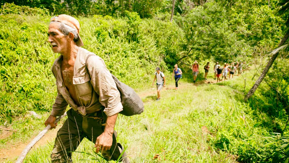 Campesino Cubano sirve de guia a excursionistas