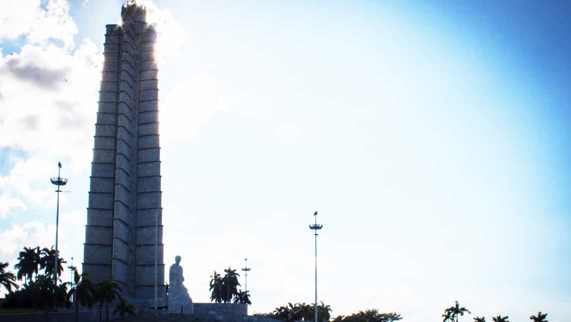 Vista del obelisco y la estatua de Marti de la Plaza de la Revolucion