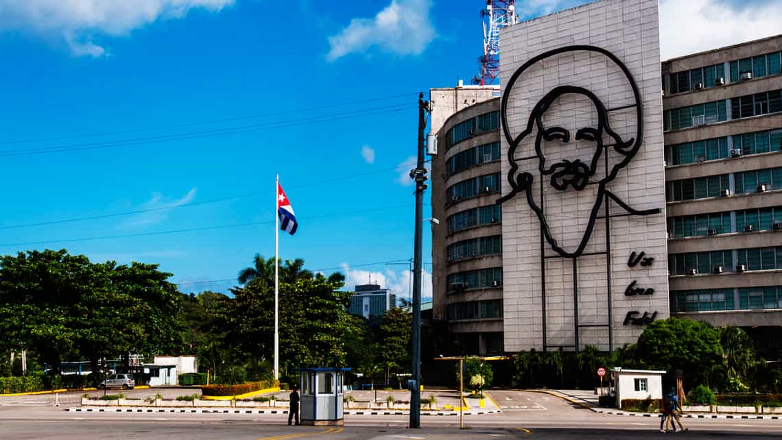 Monumento a Camilo Cienfuegos en el edificio del Ministerio de las Comunicaciones