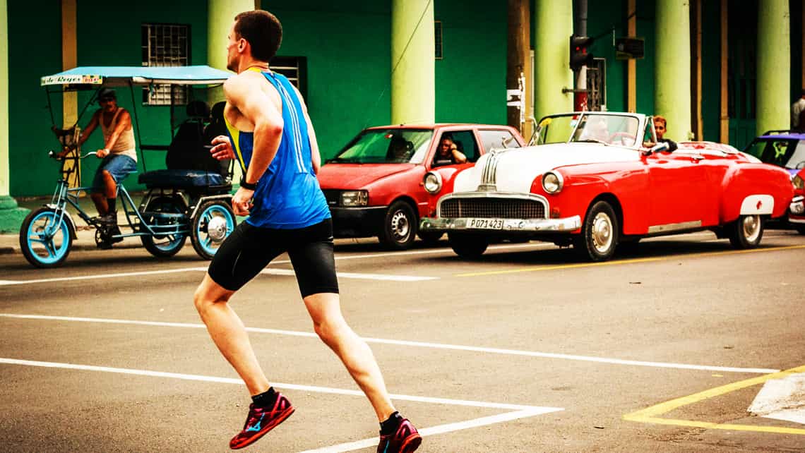 Corredor por las calles de La Habana en el maraton