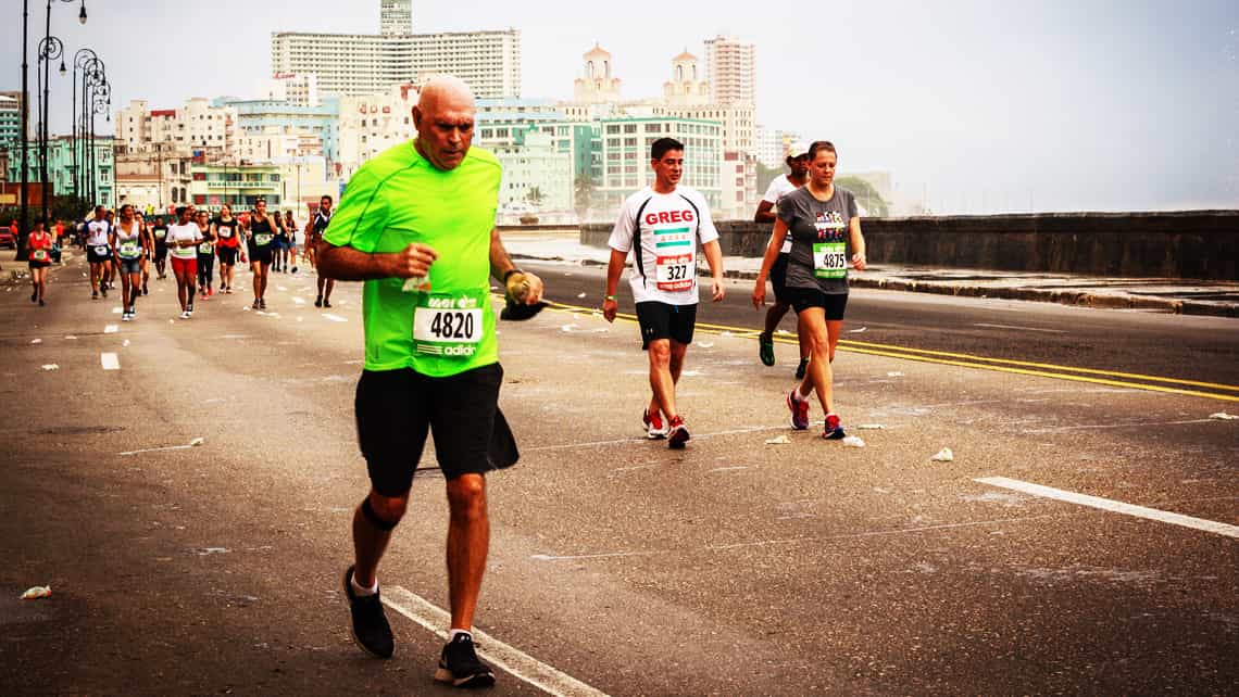 Atletas de maraton por el Malecon de La Habana