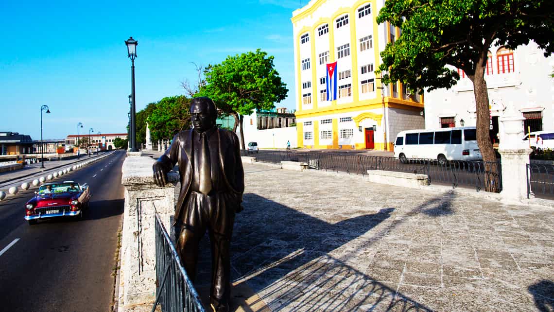 Alameda de Paula, al fondo edificio con la bandera Cubana