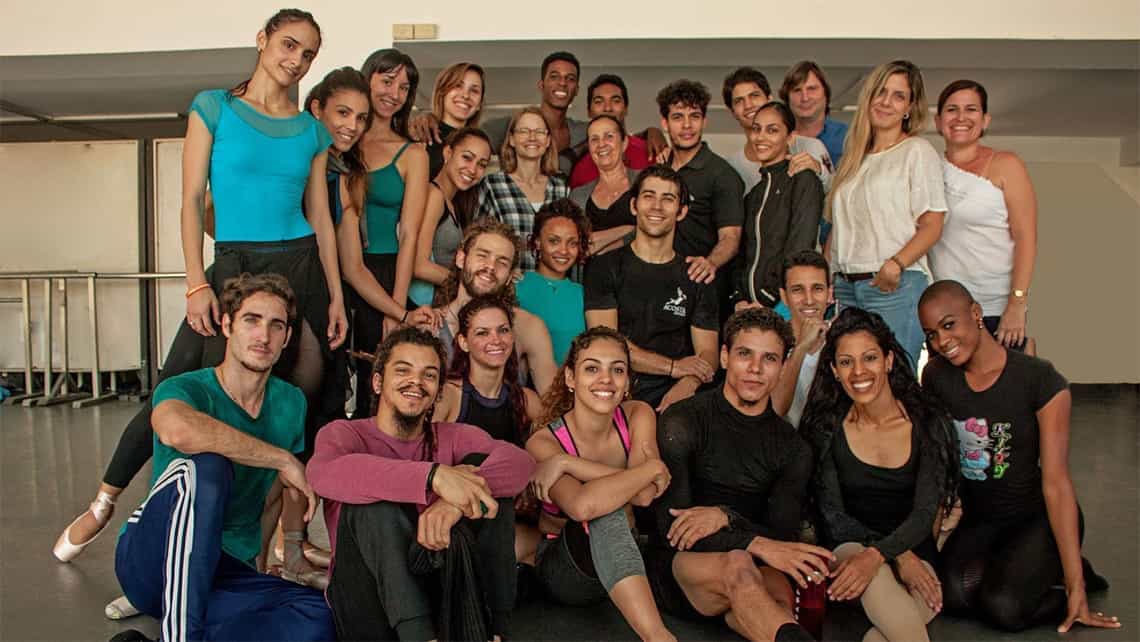 Jodie Foster en La Habana con los bailarines de Acosta Dance