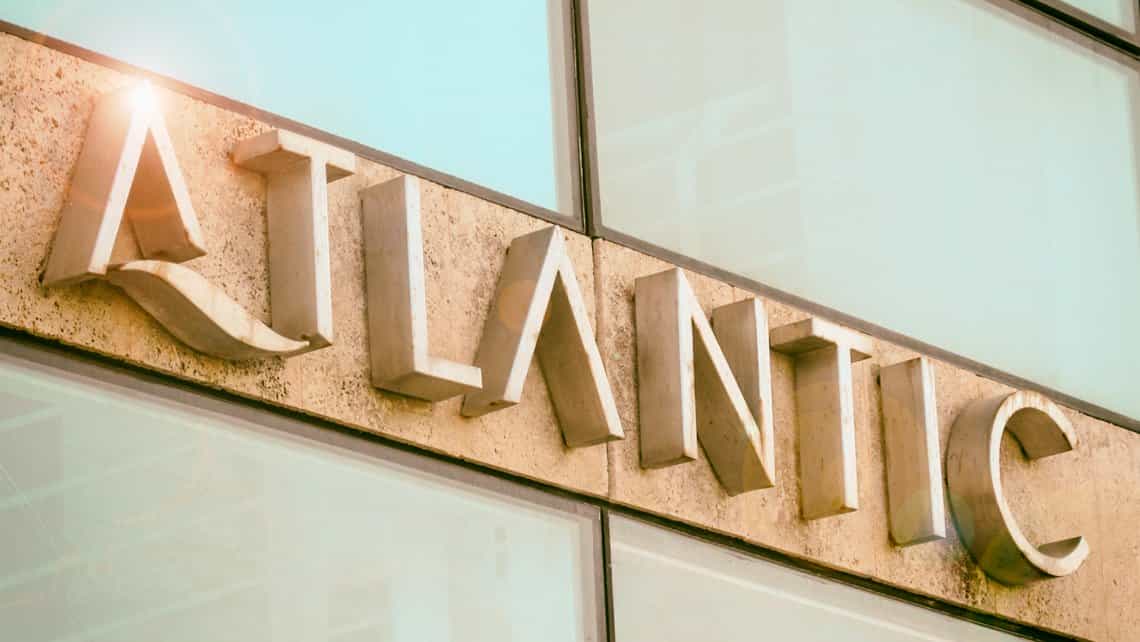Logo y cartel del edificio Atlantic en el Vedado habanero