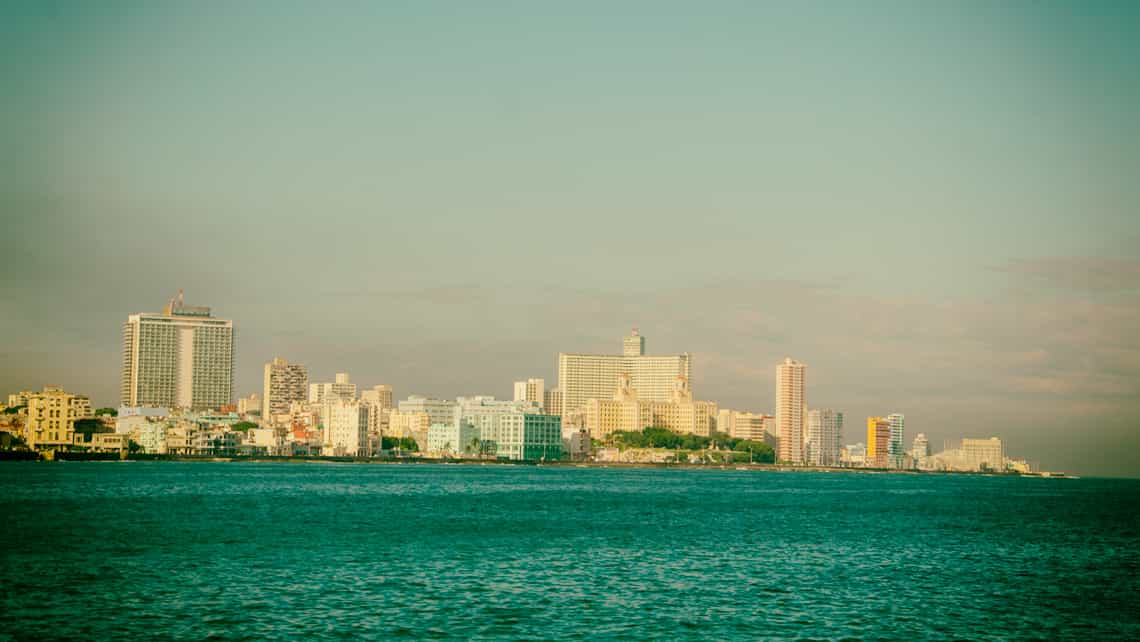 Vista del Habana Libre en el skyline de La Habana
