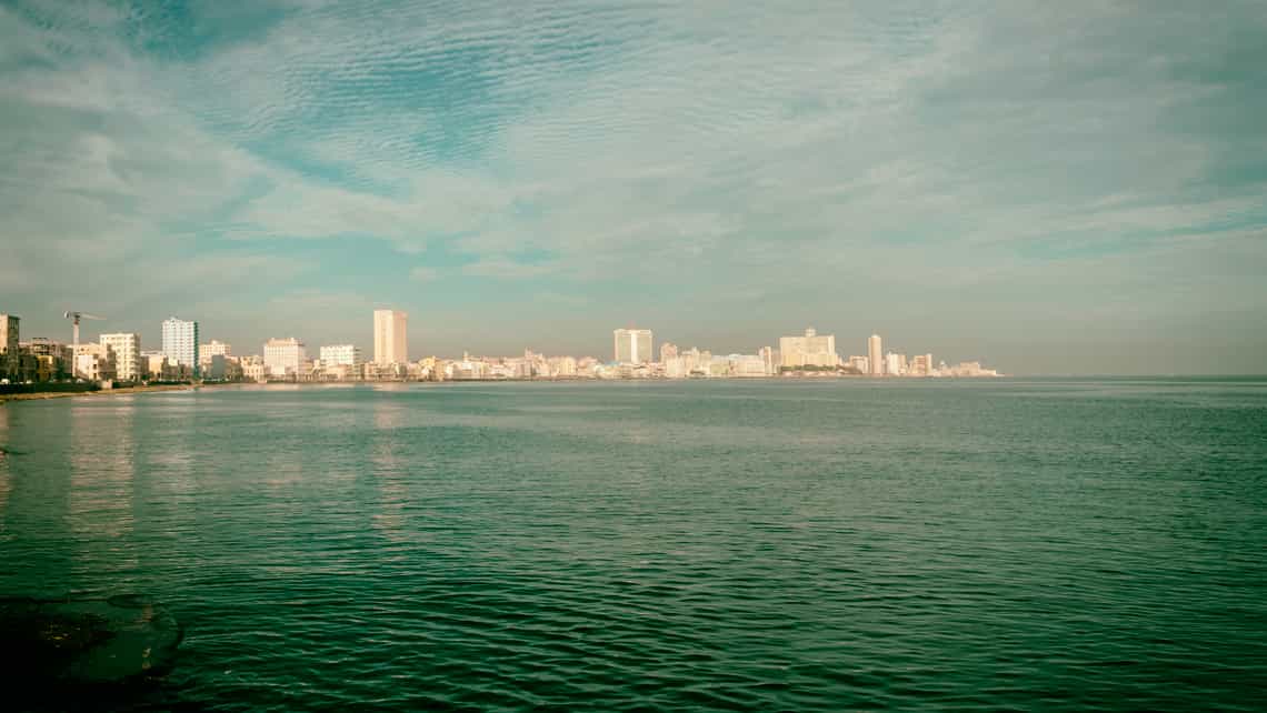 Skyline de La Habana desde el Malecon, al centro el Habana Libre