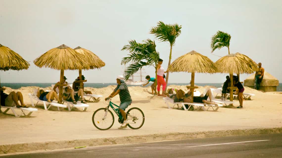 Playa artificial montada en el malecon durante la Bienal de La Habana