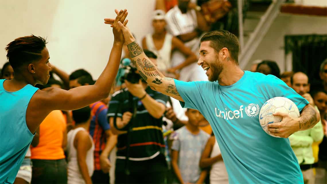 Sergio Ramos celebra un gol con chico Cubano