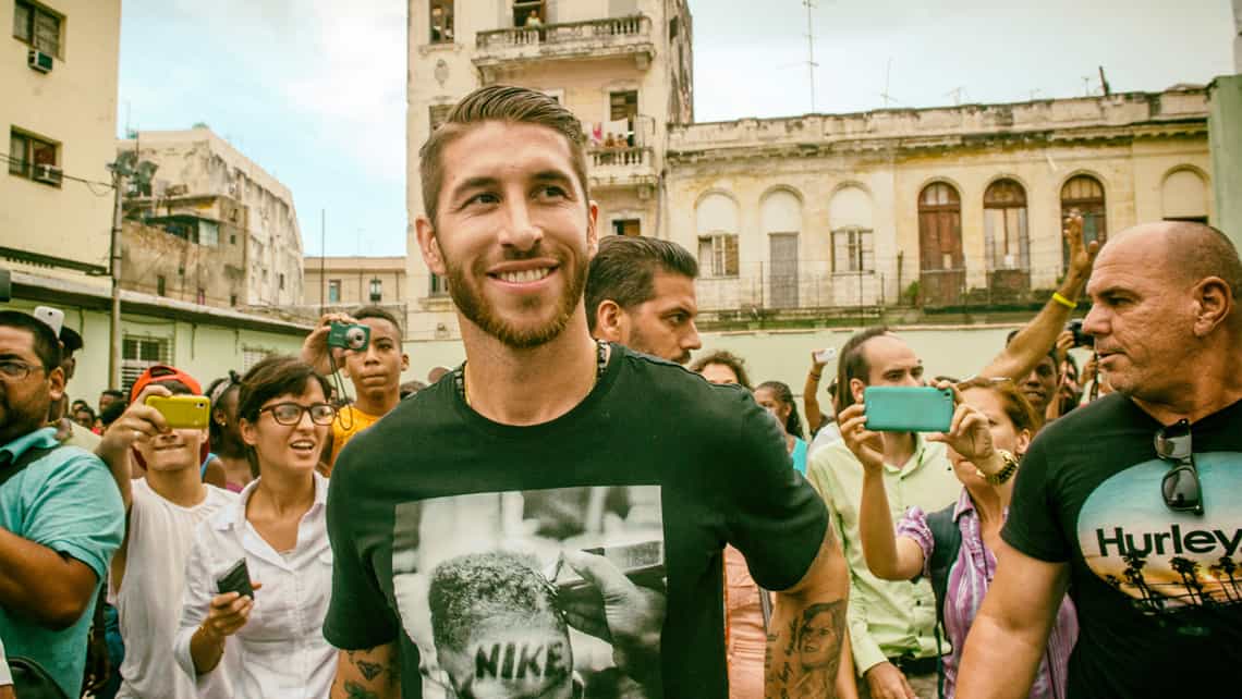Sergio Ramos rodeado de seguidores por las calles de La Habana Vieja