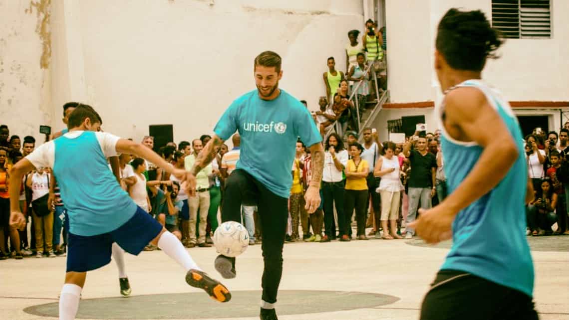 Parido de Futbol entre chicos habaneros, Sergio Ramos participa