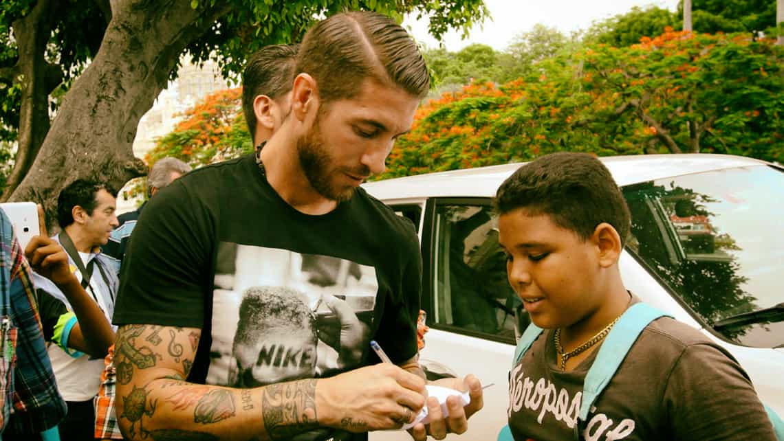 Sergio Ramos firma autografo a chico Cubano en La Habana