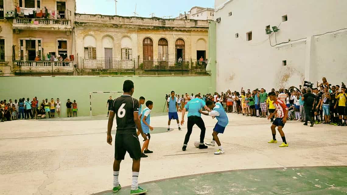 Partidillo de futbol en La Habana Vieja con Sergio Ramos