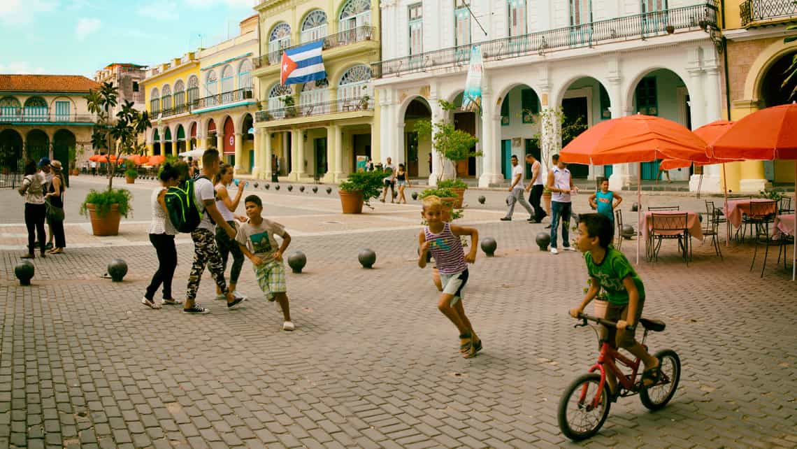 Niños jugando en La Plaza Vieja, Habana Vieja, La Habana, Cuba