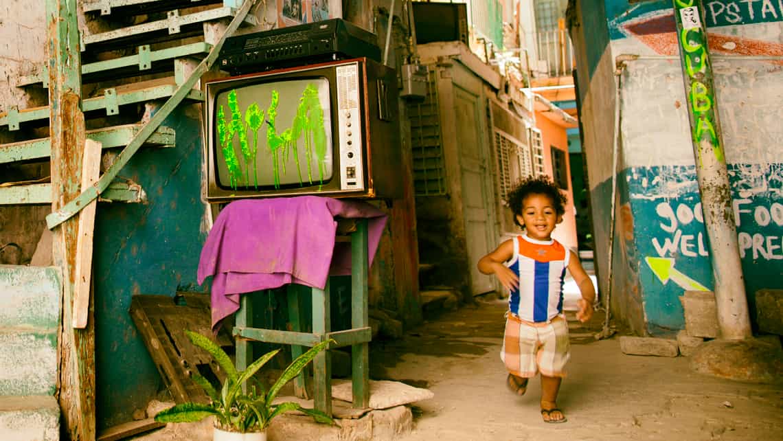 Niño jugando en solar de La Habana Vieja