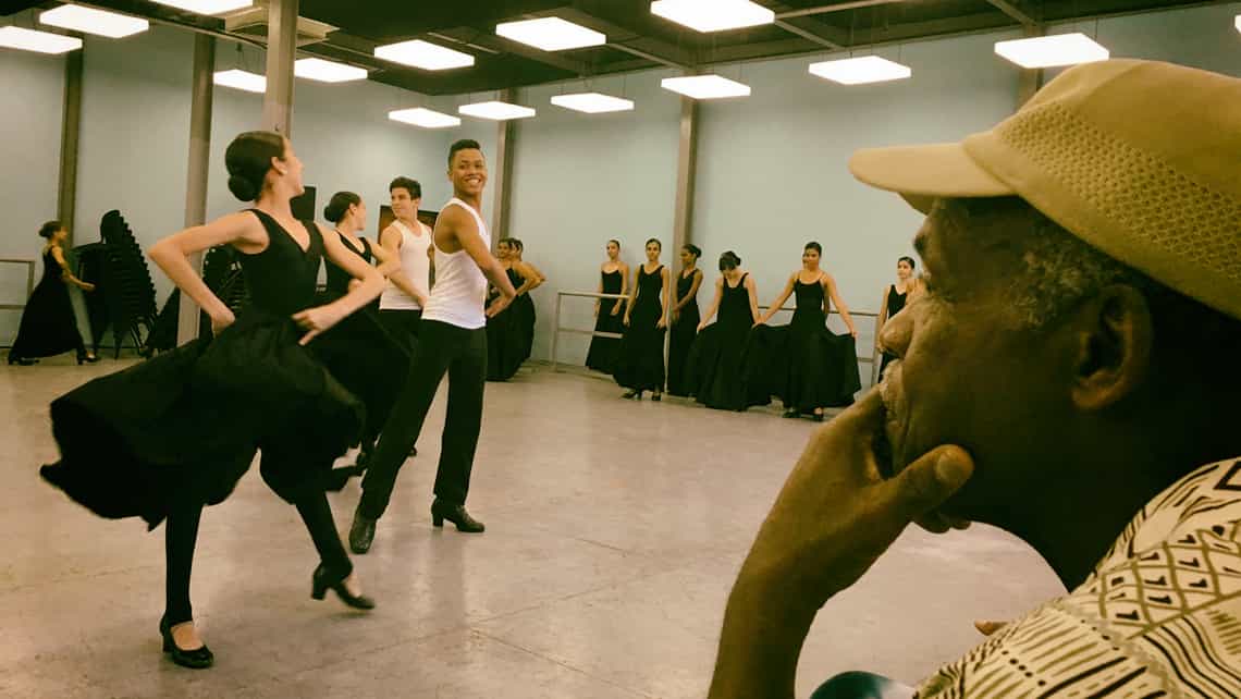 Danny Glover en Cuba en una escuela de danza