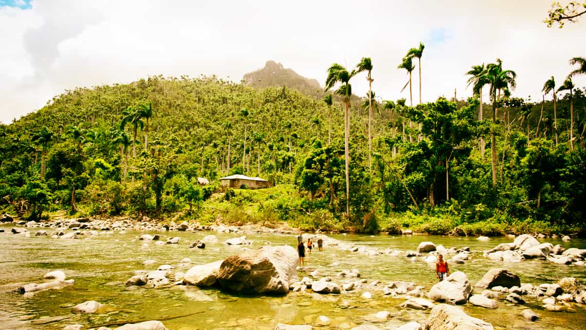 Vadeando el Rio Duaba camino al Yunque de Baracoa