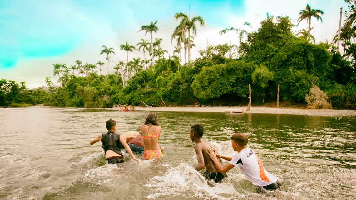 Niños de la zona jugando en el Rio Duaba