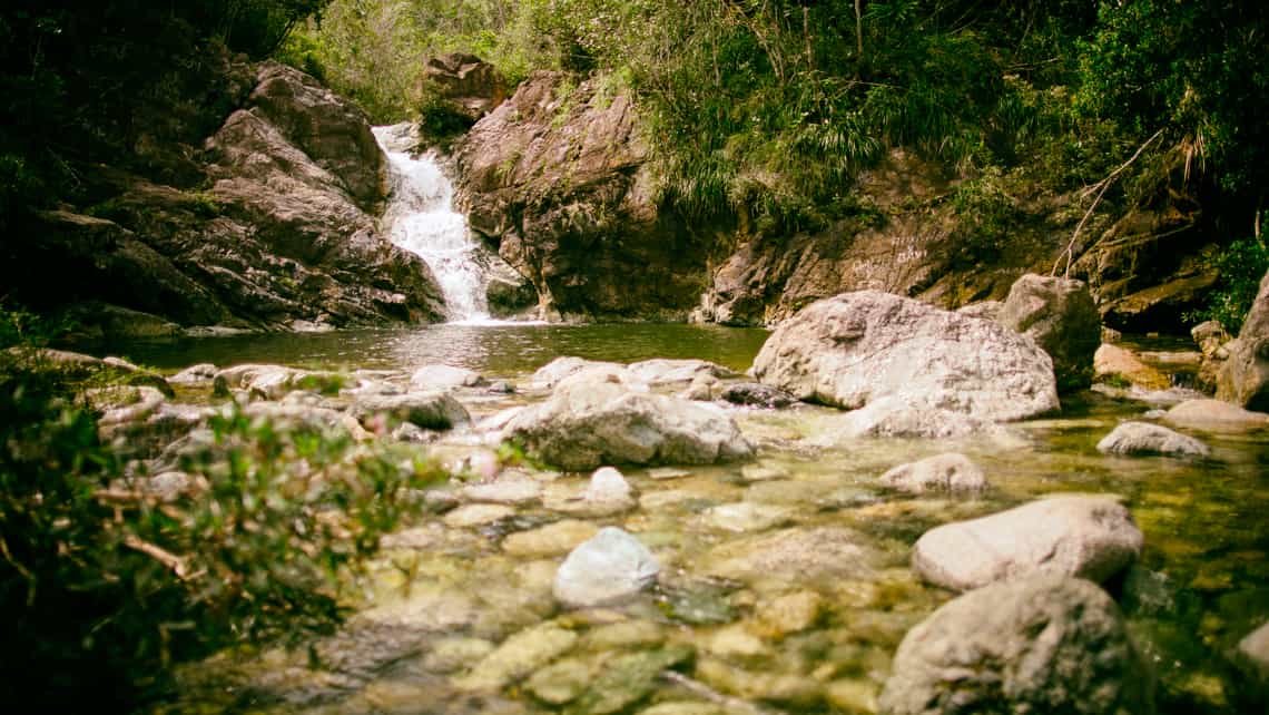 Arroyo y pequeña cascada tibutaria al Rio Duaba