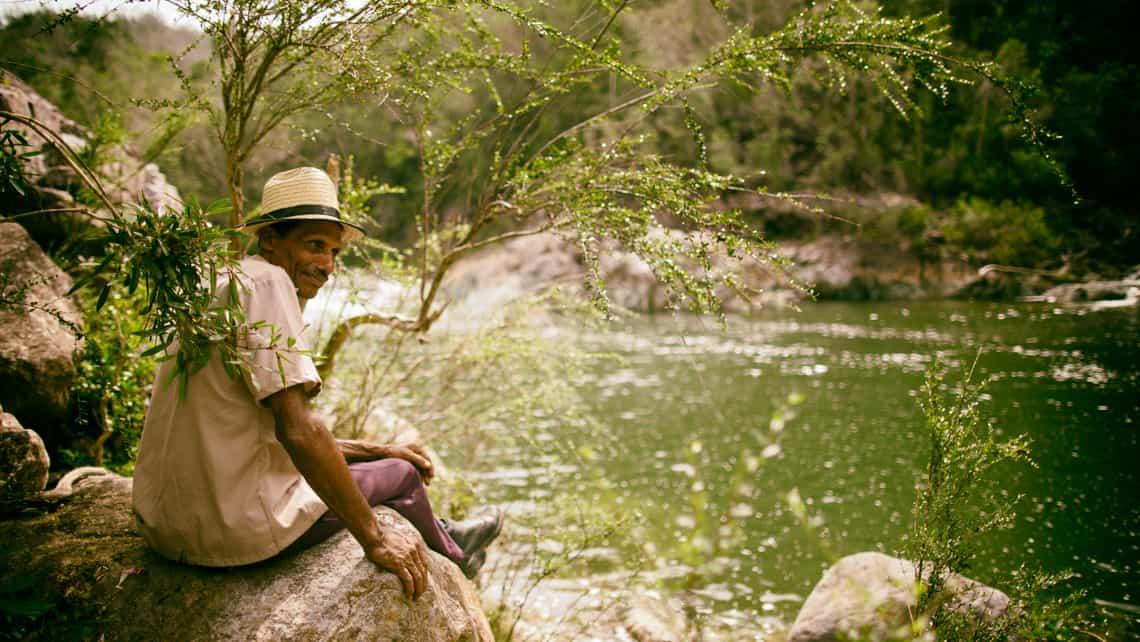 Campesino cubano descansa en la orilla del Rio Duaba