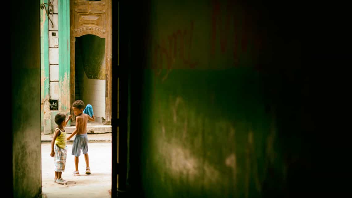 Chamas, niños, jugando en las calles de La Habana