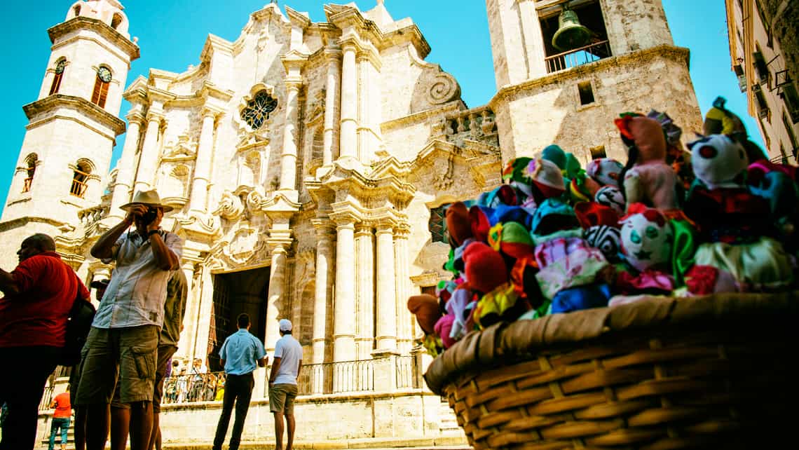 Yuma, turista extranjero, toma fotos de artesanias en la Plaza de la Catedral de La Habana