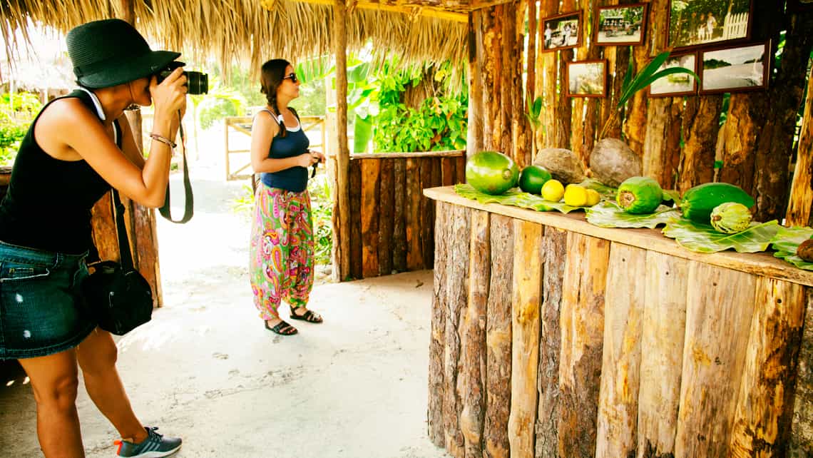 Turista toma fotos de la fruta del Cacao en el Rancho Toa
