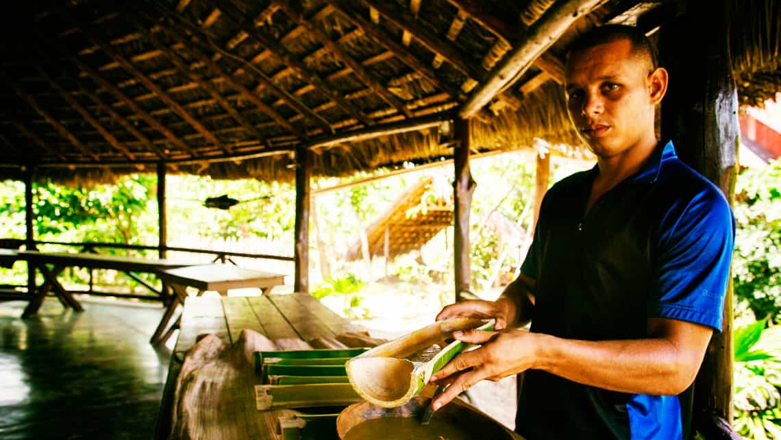 Cocinero sirviendo un ajiaco en bambu