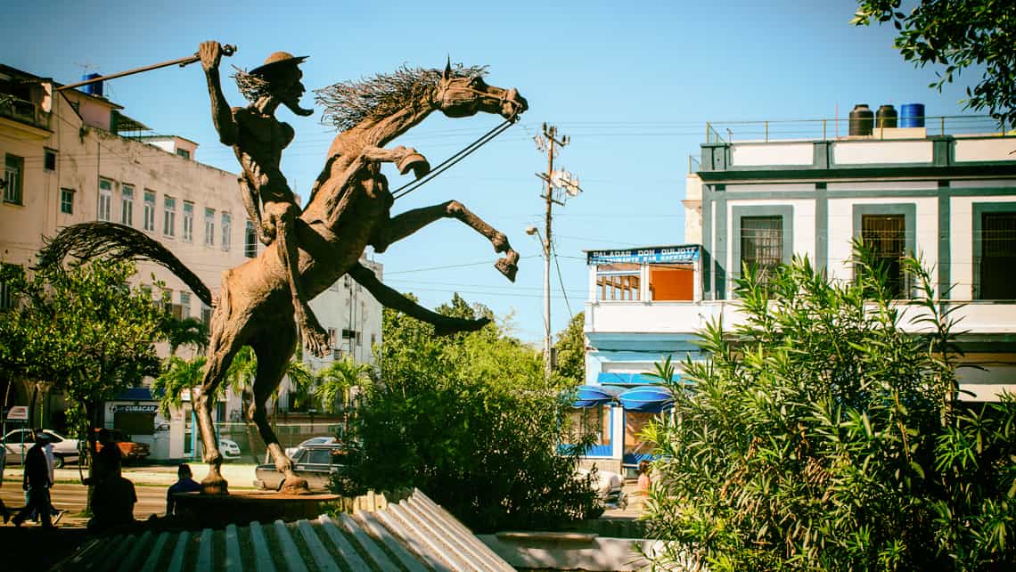El Quijote de América en un pequeño parque en la calle 23 del Vedado Habanero