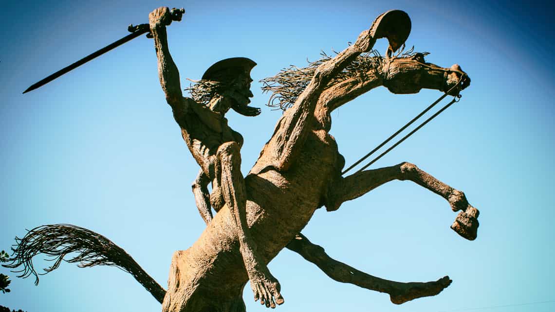 Silueta del El Quijote de América al fondo el cielo azul de Cuba