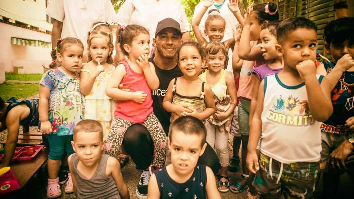 Lewis Hamilton con niños en La Habana como embajador de la UNICEF