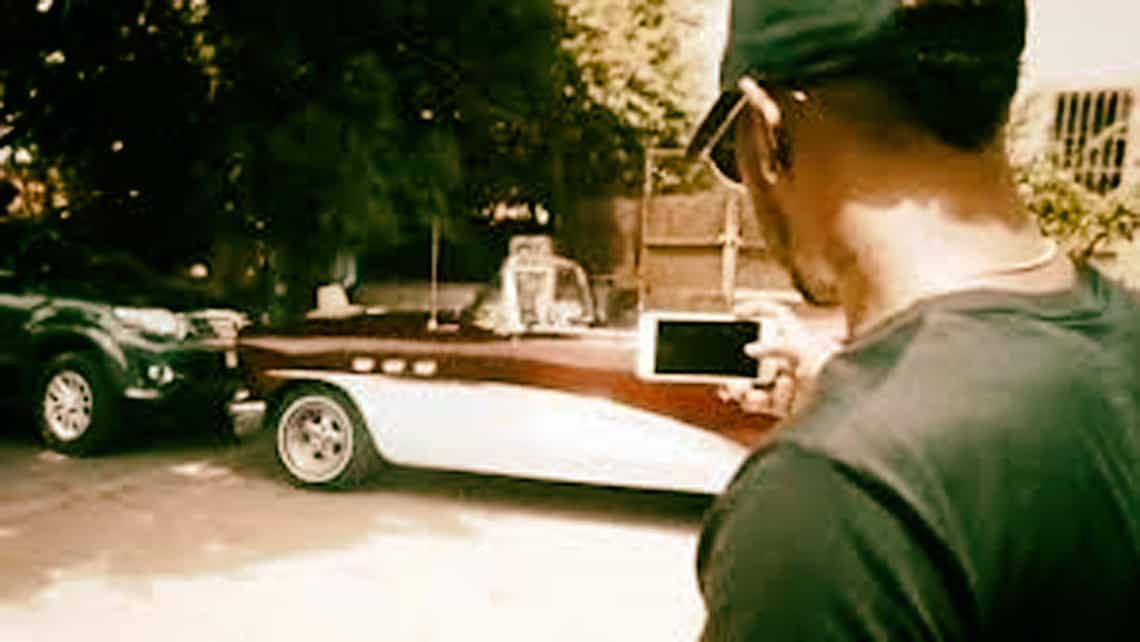 Lewis Hamilton toma fotos de coche antiguo en La Habana