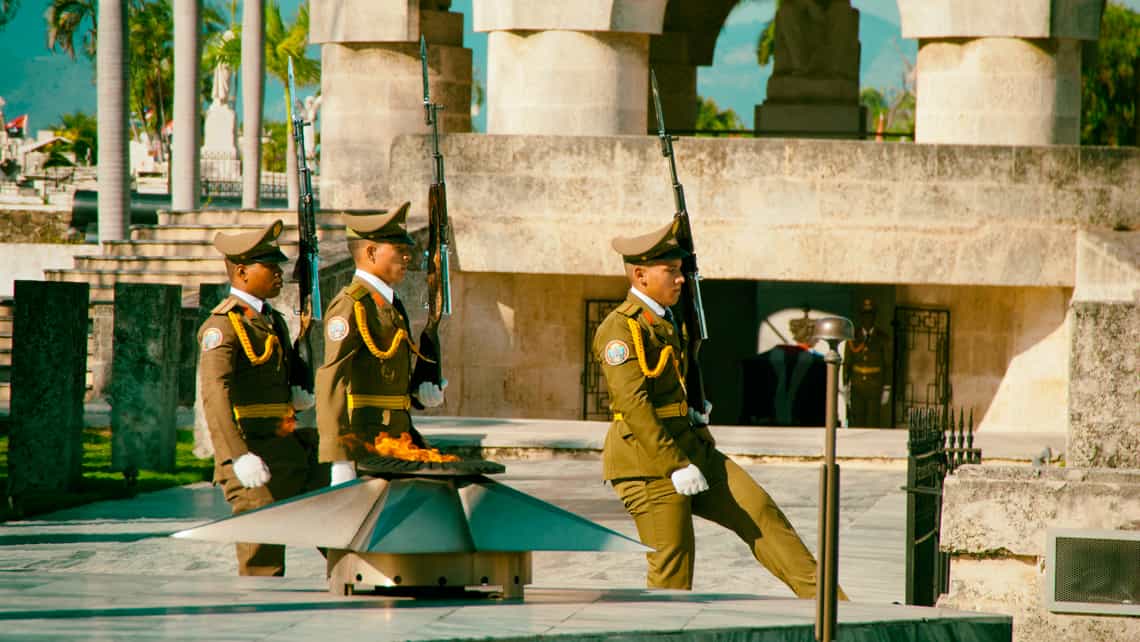 Guardia de honor en el Mausoleo a los Mártires de la Revolución de Santa Ifigenia