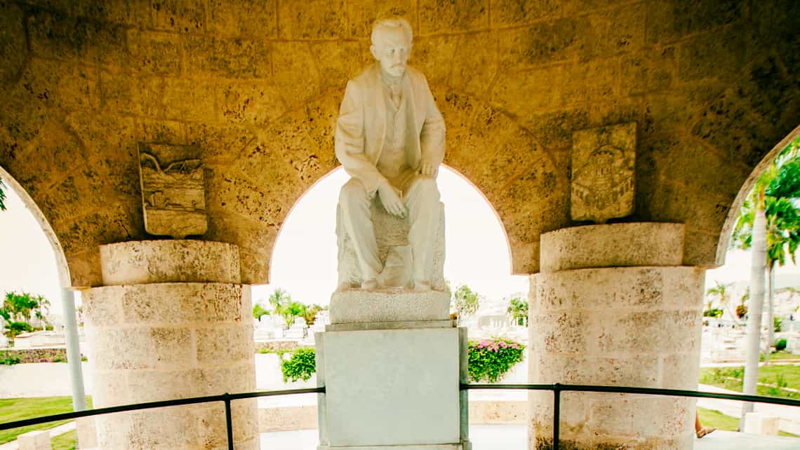 Estatua de Jose Marti en su Mausoleo en Santa Ifigenia