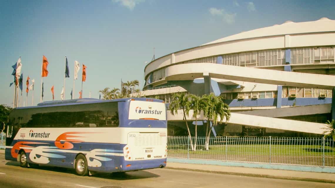 Omnibus Transtur circula por la Ciudad Deportiva de La 