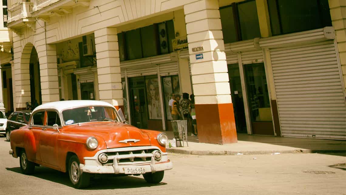 Coche antiguo americano, 'almendron', recorre Centro Habana por la Calle Galiano