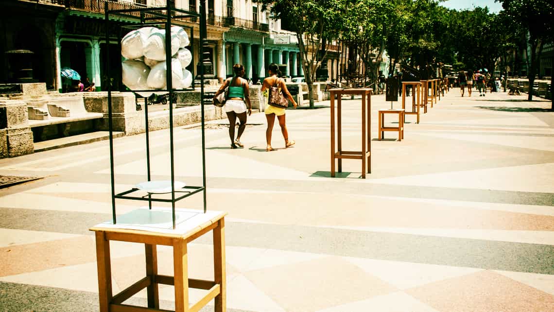 Exposicion al aire libre en el Paseo del Prado durante la Bienal de La Habana