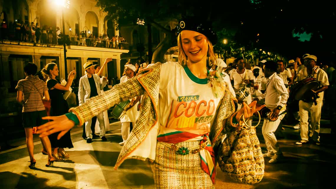 Modelo de Chanel bailando con la conga habanera en el Paseo del Prado