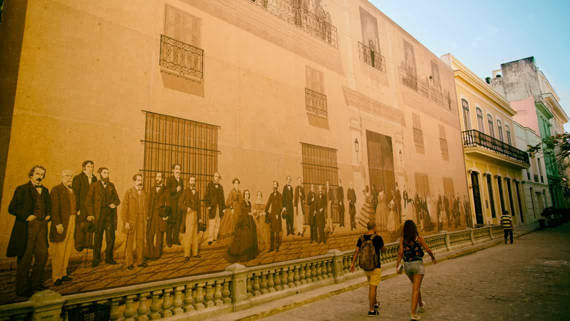 Vista del Mural en la calle Mercaderes cerca de la Casa del Marqués de Arcos