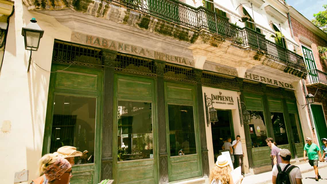 Edificio antiguo en restauracion en la Calle Mercaderes de La Habana Vieja