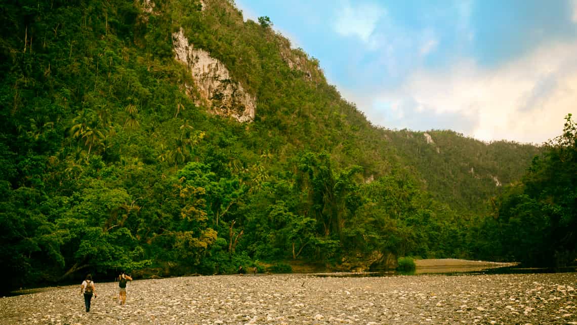 Vista del lecho del Rio Yumurí y sus farallones