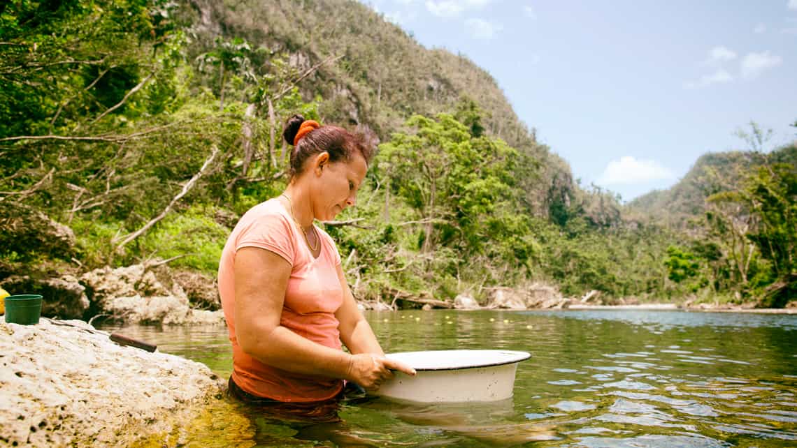 Campesina de Baracoa lava la ropa en el Rio Yumurí