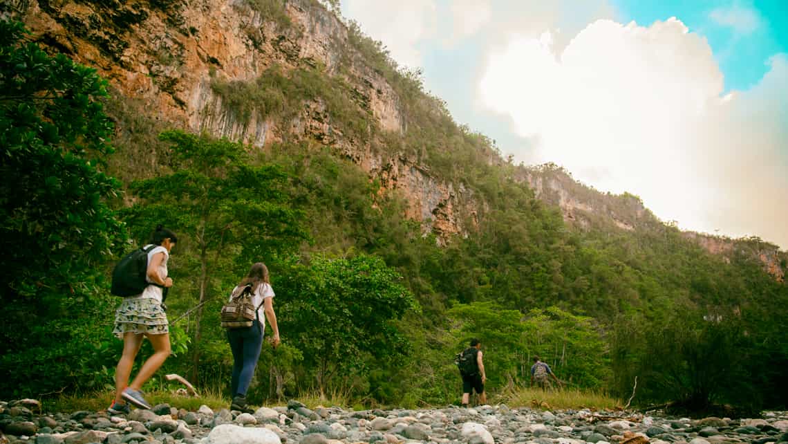 Senderistas recorren caminos en el lecho del Rio Yumurí