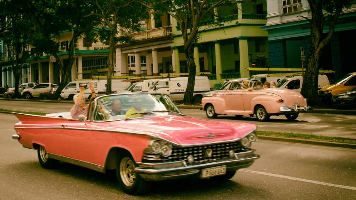 Turista filma imagenes de la Avenida de Carlos III desde coche antiguo
