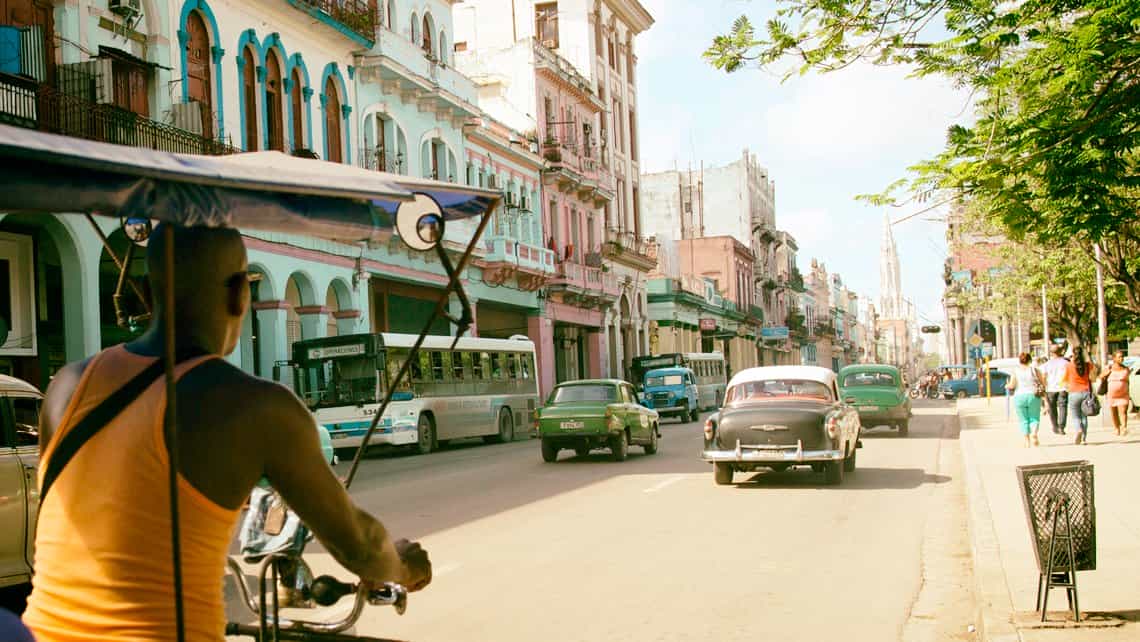 Vista de la Calle Reina desde el asiento de un bicitaxi en La Habana