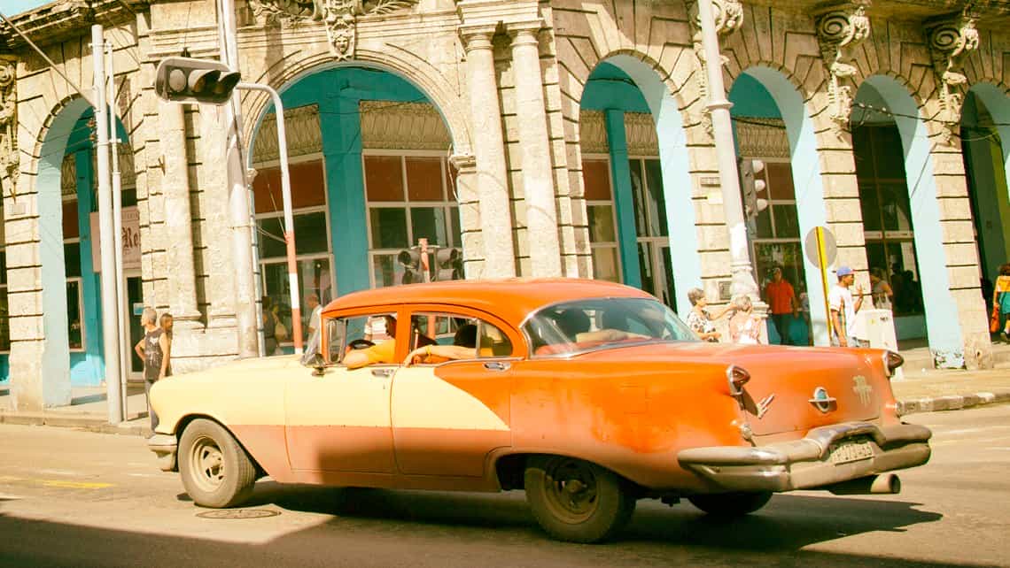 Antiguo coche americano circula por la Calle Reina
