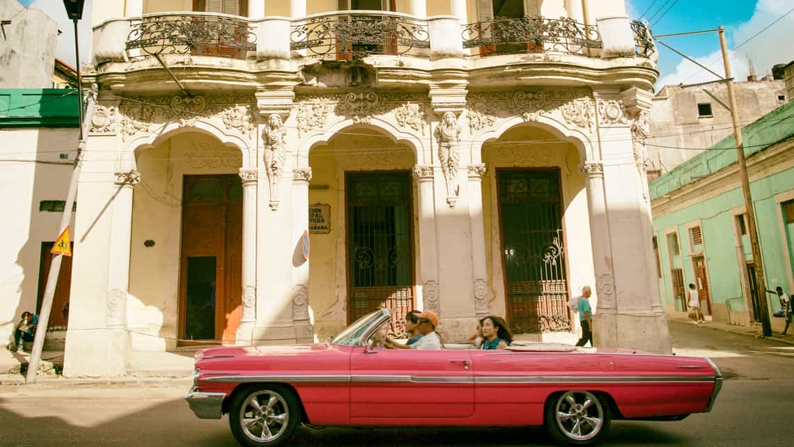 Ejemplo de la arquitectura eclectica y a veces dilapidada de Centro Habana en la Calle Reina