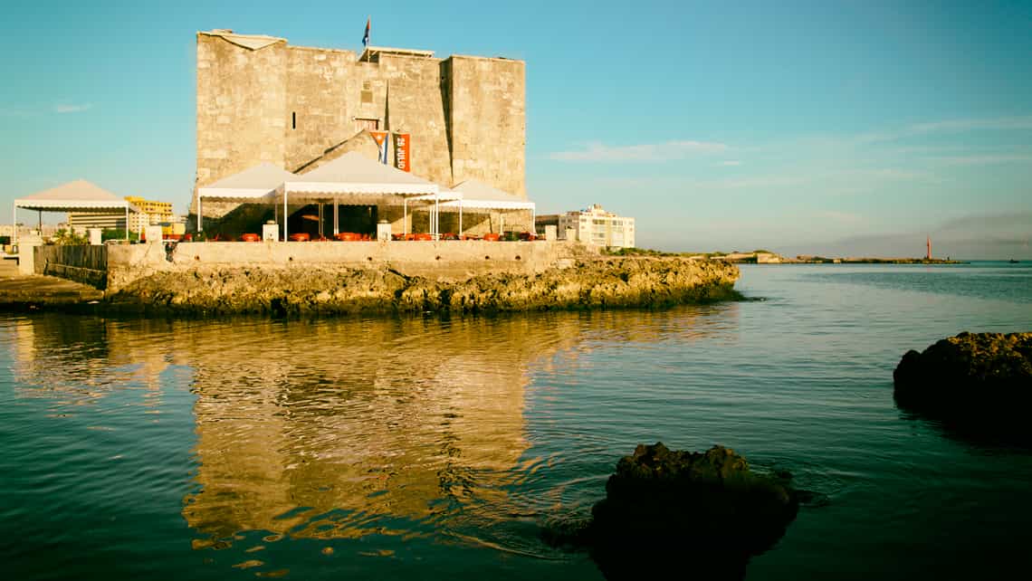 El reflejo del Torreón de la Chorrera en las aguas del Malecon de La Habana