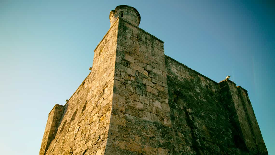 Torre de homenaje del Torreón de la Chorrera desde su base